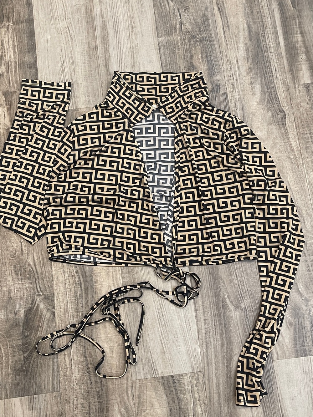 Beige & Black Geometric Cropped Button-Front Top